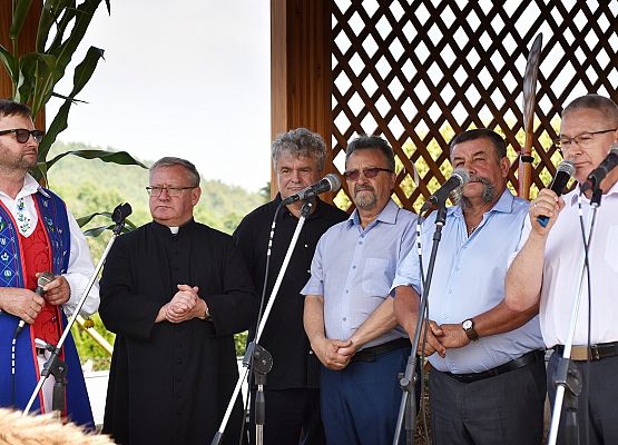 Od lewej: B. Wrzesień, ks. J.