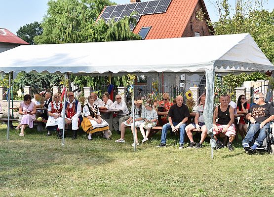 Uczestnicy dożynkowej zabawy