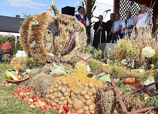 Dożynkowy wieniec przed sceną