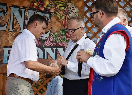 Chlebem dzielą się;