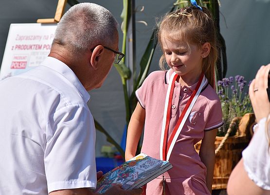 Z. Chojnacki wręcza nagrodę