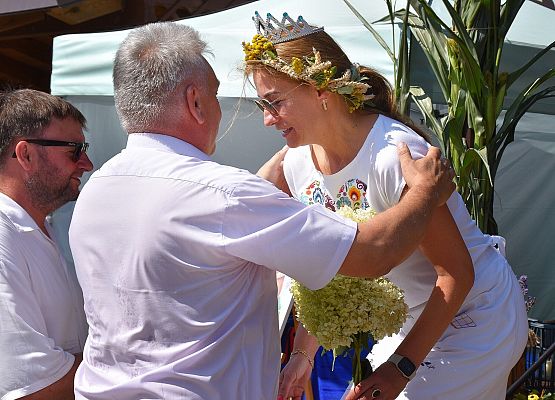 Wyróżnienie wręcza wójt Cewic