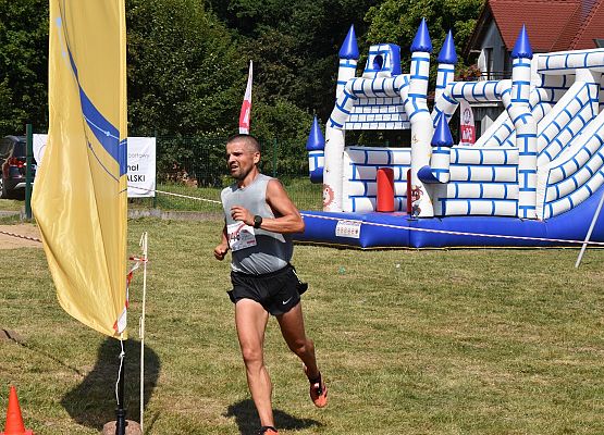 Zawodnik wbiega na metę biegu