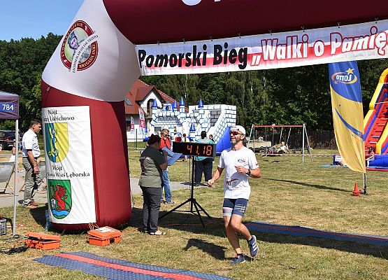 Kolejny zawodnik wbiega na