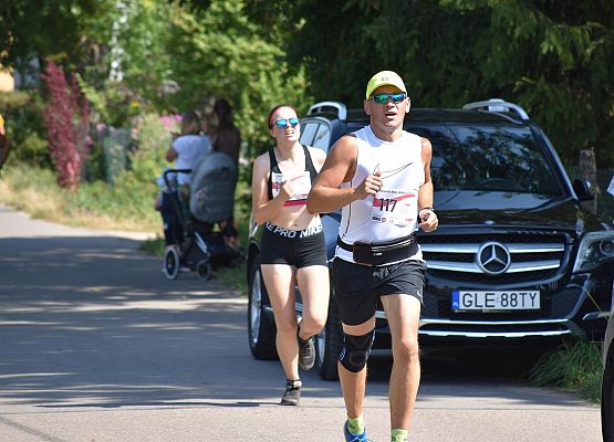 Zawodnicy na trasie biegu