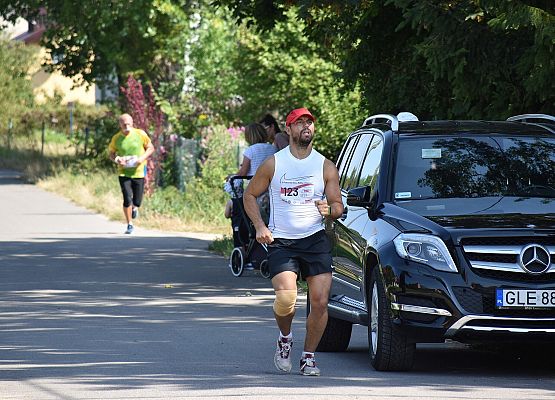 Zawodnicy na trasie biegu
