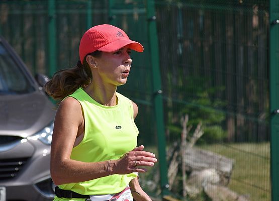 Zawodniczka na trasie biegu