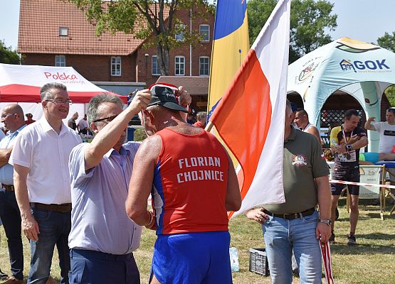 Medal wręcza wicestarosta E.