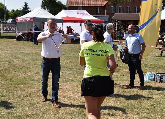 Medal wręcza W. Krużycki -