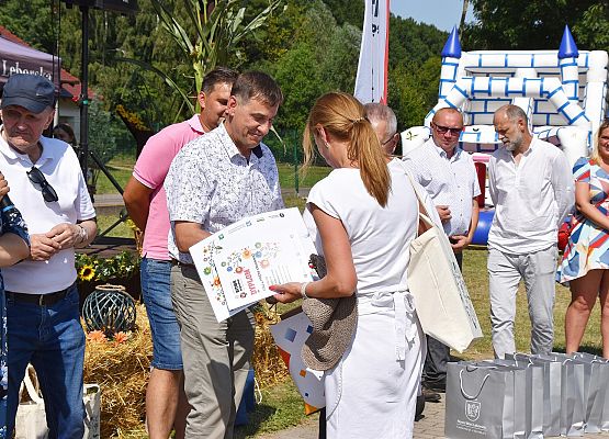 Upominki wręcza M. Tandek