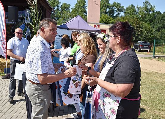 Upominki za udział wręcza