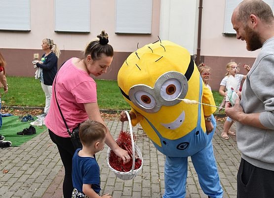 Minionek częstuje słodkościami