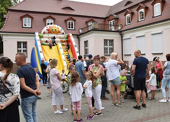 Kolejka do dmuchańca i waty