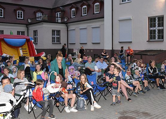 Projekcja kina plenerowego