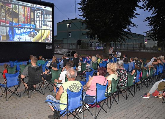 Projekcja kina plenerowego