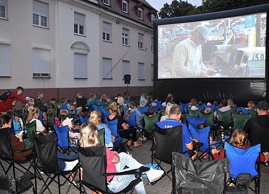 Projekcja kina plenerowego