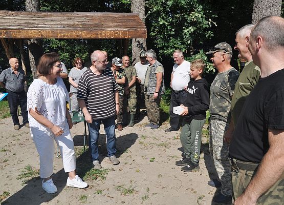 Starosta wręcza puchary