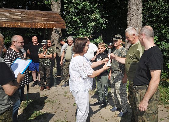 Starosta wręcza puchary