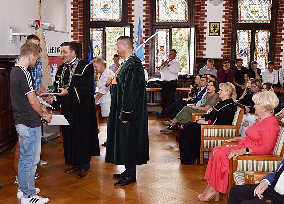 Starszy Cechu wręcza statuetkę