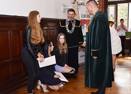 Pasowanie na czeladnika Szablą