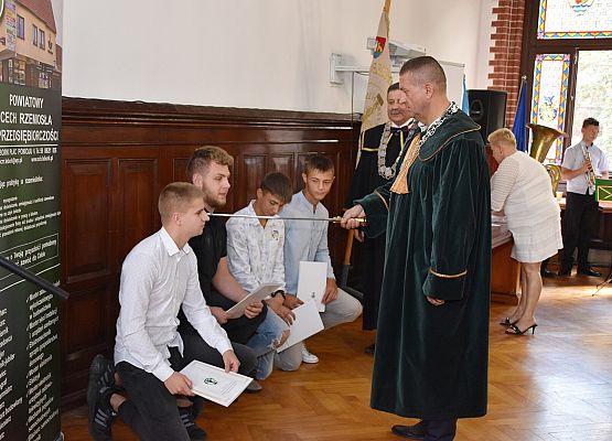 Pasowanie na czeladnika Szablą