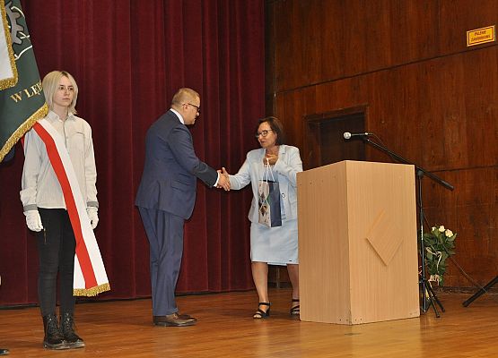 Starosta gratuluje dyrektorowi