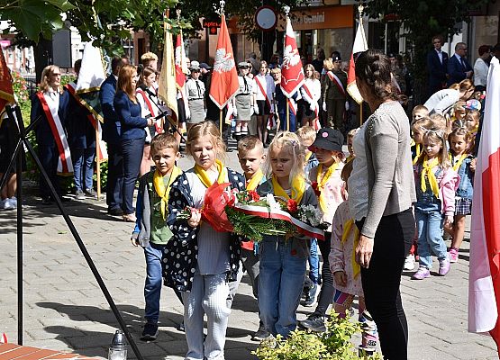 Kwiaty składają przedszkolaki