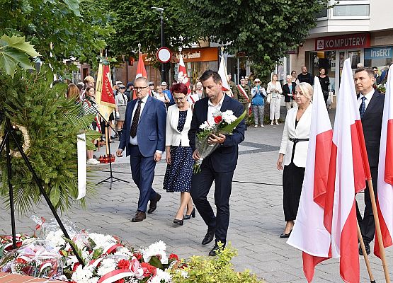 Kwiaty składają dyrektorzy