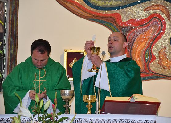 Od lewej: o. R. Wołyniec i ks.