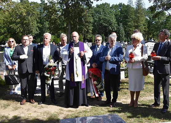 Modlitwa przy zbiorowej mogile