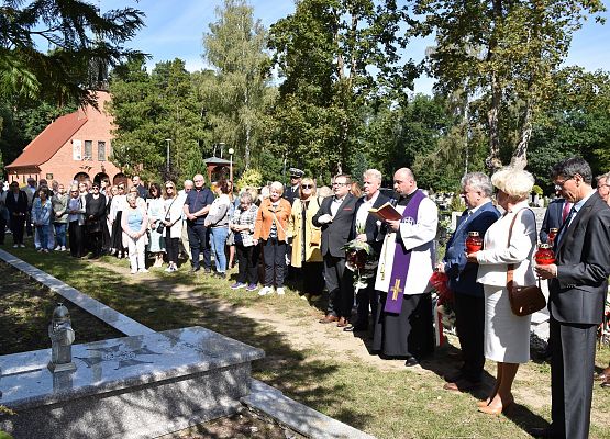 Modlitwa przy zbiorowej mogile