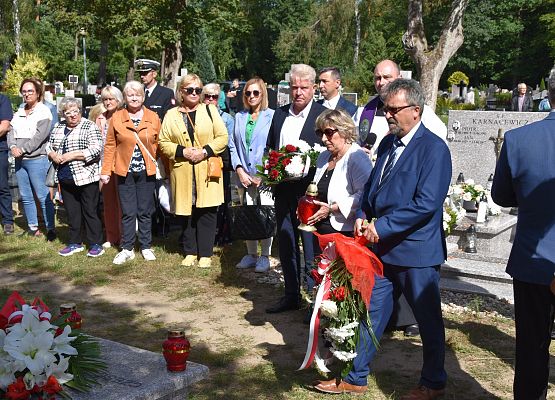 Kwiaty składa delegacja