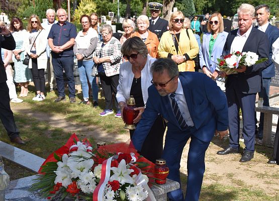 Kwiaty składają: D.