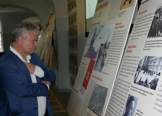 Wystawę zwiedza burmistrz W.