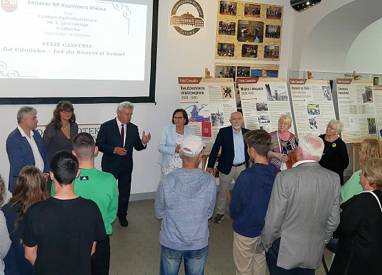 Otwarcia wystawy dokonuje