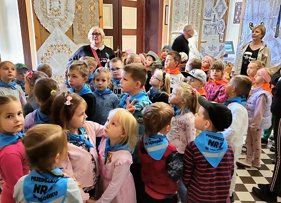 Najmłodsi na wystawie haftu