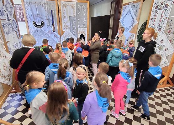 Najmłodsi na wystawie haftu