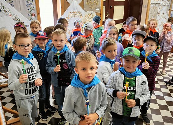 Najmłodsi na wystawie haftu