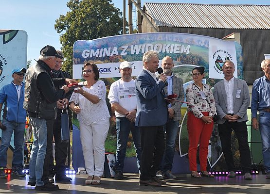 Starosta wręcza medal M.