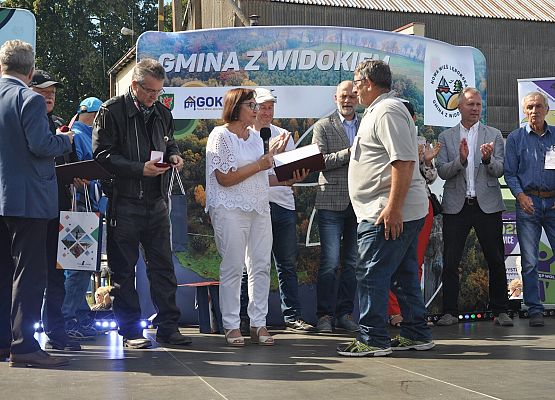 Starosta wręcza medal Z.