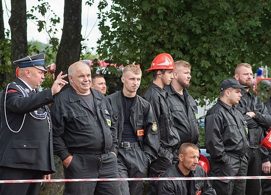 Zawodom przygląda się R.