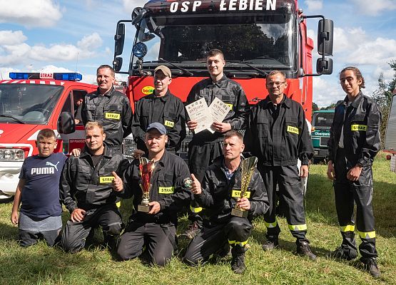 Ekipa OSP Łebień z pucharami