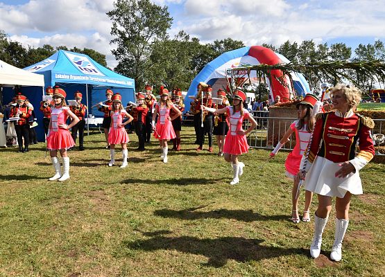 Mażoretki z orkiestrą