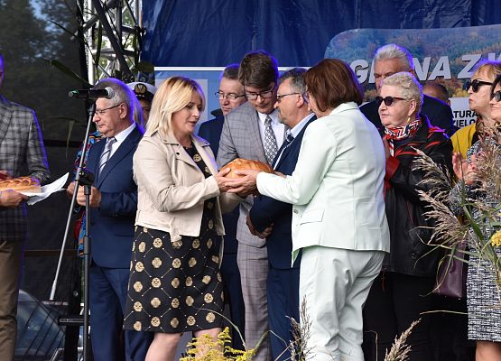 E. Tandek przekazuje chleb