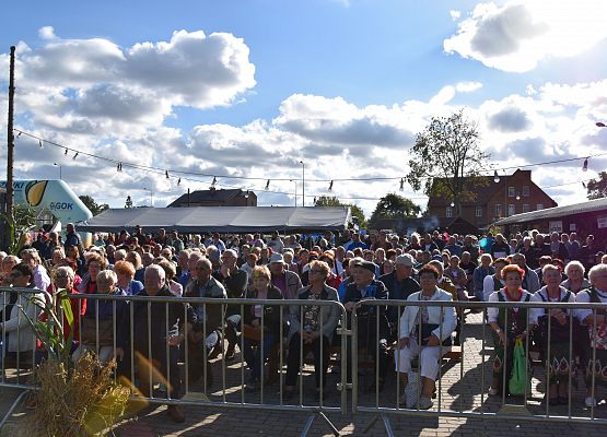 Uczestnicy imprezy przed sceną