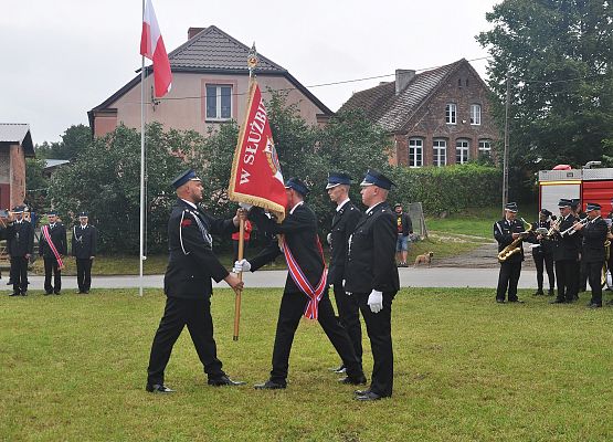 Przekazanie sztandaru pocztowi