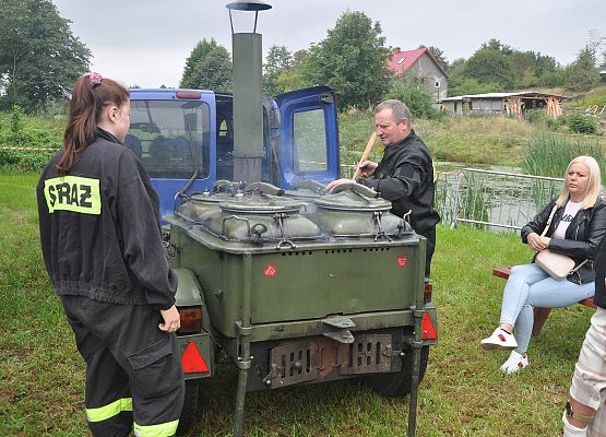 A. Florczyk serwuje grochówkę