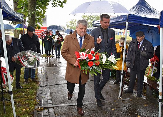 Kwiaty składają: burmistrz W.