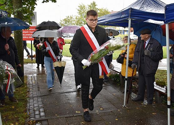 Kwiaty składają delegacje