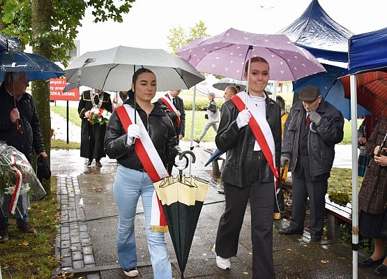 Kwiaty składają delegacje